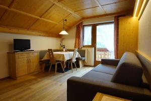 Televízia a/alebo spoločenská miestnosť v ubytovaní Agriturismo Grones