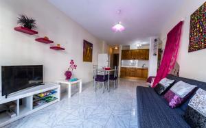 a living room with a couch and a tv at CAÑAMO in Tamaduste