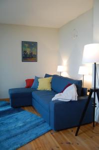 a blue couch in a living room with two lamps at Auf dem Berg in Malchow