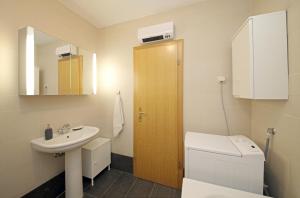 Et badeværelse på Apartment 330 + 34 billeder