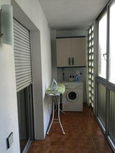 Kuchyň nebo kuchyňský kout v ubytování 1ra Linea Platja de Sant Feliu