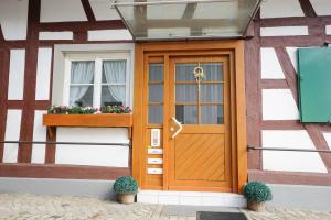 a house with a wooden door and a window at Apartment Kirschblüte in Appenweier