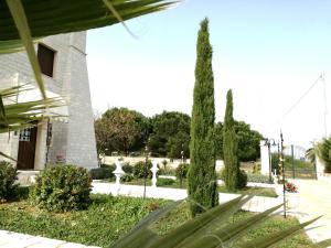 uitzicht op een park met bomen en een gebouw bij Albadido in Campomarino