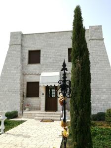 a building with a street light in front of a tree at Albadido in Campomarino