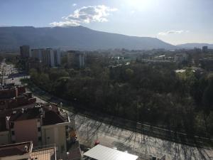 une vue aérienne d'une ville avec une voie ferrée dans l'établissement Panorama Apartment Darvenitsa, à Sofia