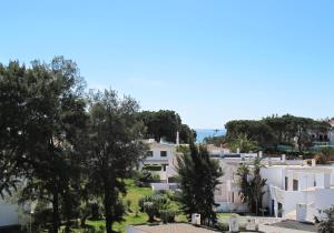 uma vista para casas e árvores numa cidade em At a sea view top-floor apt, 500 m from the beach! em Albufeira