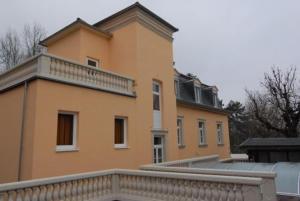 - un grand bâtiment jaune avec un grand balcon dans l'établissement Ab ins Postkutscherl, à Wurtzbourg