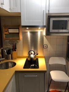 a tea kettle on a stove in a kitchen at El Altillo in Ciudad-Rodrigo
