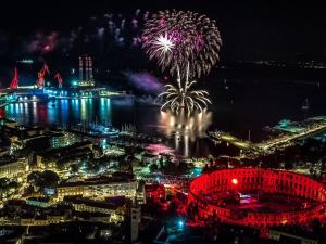 Nespecifikovaný výhled na destinaci Pula nebo výhled na město při pohledu z apartmánu