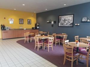 A restaurant or other place to eat at Super 8 by Wyndham Redmond