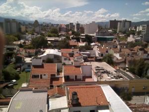 Blick auf die Stadt mit Gebäuden in der Unterkunft La Linda Apart in Salta