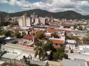 un paisaje urbano de una ciudad con edificios y montañas en La Linda Apart en Salta