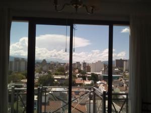 una ventana con vistas a la ciudad en La Linda Apart en Salta