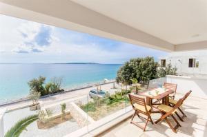 widok na ocean z balkonu domu w obiekcie Apartments Branimir w mieście Mandre