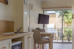 Nhà bếp/bếp nhỏ tại Macrossan House Boutique Holiday Apartments
