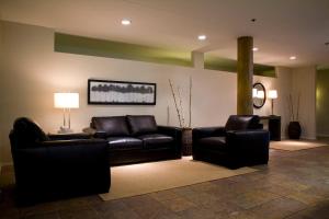 A seating area at Simba Run Vail Condominiums