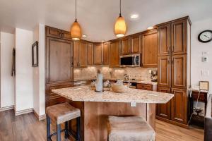A kitchen or kitchenette at Simba Run Vail Condominiums