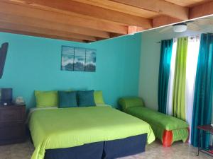 Una cama o camas en una habitación de Mermaids Suite At Sandcastles