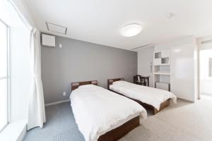 Кровать или кровати в номере The Shin-Okubo International Hotel