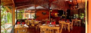 um restaurante com mesas e cadeiras num quarto em Villas Fernanda #2 em La Fortuna