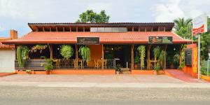 um restaurante com um edifício laranja com mesas em Villas Fernanda #2 em Fortuna