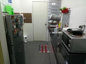 Dapur atau dapur kecil di Miker Homestay