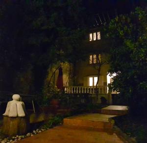 obraz domu w nocy w obiekcie Panorama House w Novim Vinodolskim