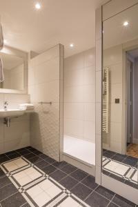 y baño con ducha y lavamanos. en CADET Residence, en París