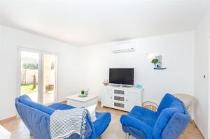 TV a/nebo společenská místnost v ubytování House Nikolina