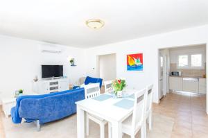 TV a/nebo společenská místnost v ubytování House Nikolina