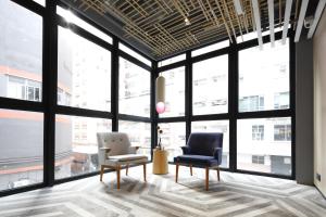 Ein Sitzbereich in der Unterkunft Hotel Ease Access Tsuen Wan