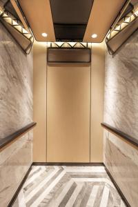 un ascensore con una grande porta in un edificio di Hotel Ease Access Tsuen Wan a Hong Kong
