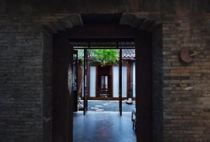 扬州扬州重构文化民宿的带有砖墙的建筑物的入口