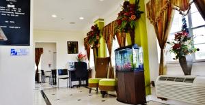 a lobby with a fish tank in a room at Scottish Inn and Suites Alvin in Alvin