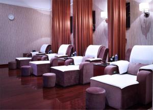 Cinese Hotel Dongguan Shijie tesisinde bir oturma alanı