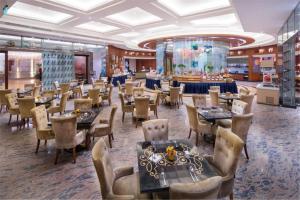 Cinese Hotel Dongguan Shijie tesisinde bir restoran veya yemek mekanı