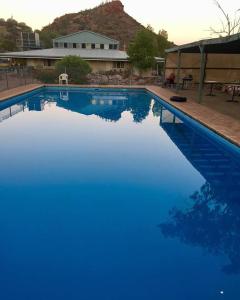 Arkaroola的住宿－阿卡露拉荒野保護區酒店，庭院里的一个蓝色海水游泳池