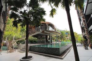 Bazén v ubytování Emerald Terrace Patong nebo v jeho okolí