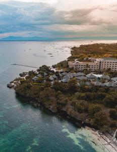una vista aérea de una isla en el agua en BE Grand Resort, Bohol, en Panglao