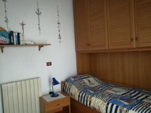 Säng eller sängar i ett rum på Appartamento Frontemare Azzurra