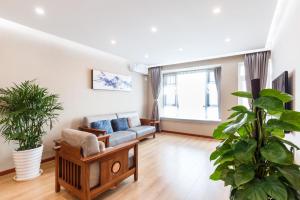Ruang duduk di Shenzhen New Swan Castle Apartment