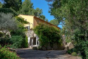 a house in the middle of a yard with trees at Domaine Jobert in Aubagne