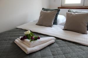 En eller flere senge i et værelse på Pokoje Stare Miasto
