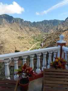 een balkon met uitzicht op de bergen bij Casas Rurales El Serrillal in Hermigua