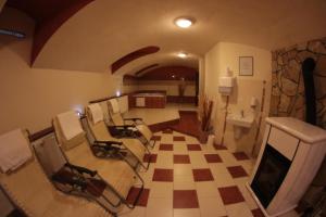 un soggiorno con pavimento a scacchi e un soggiorno con assegno di Hotel Nobys a Nová Bystřice