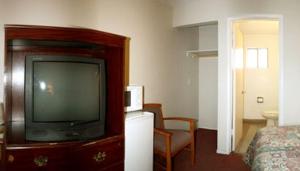 A television and/or entertainment centre at Sunset Inn and Suites West Sacramento