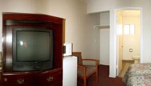 En tv och/eller ett underhållningssystem på Sunset Inn and Suites West Sacramento