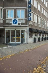 
a store front with a building behind it at Fletcher Stadshotel Den Haag in The Hague

