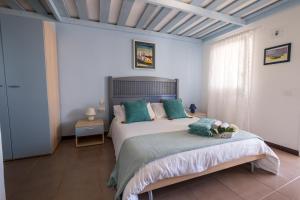 Rúm í herbergi á Albergo isola mia
