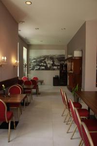 un ristorante con tavoli e sedie e un dipinto sul muro di Hotel Nobys a Nová Bystřice